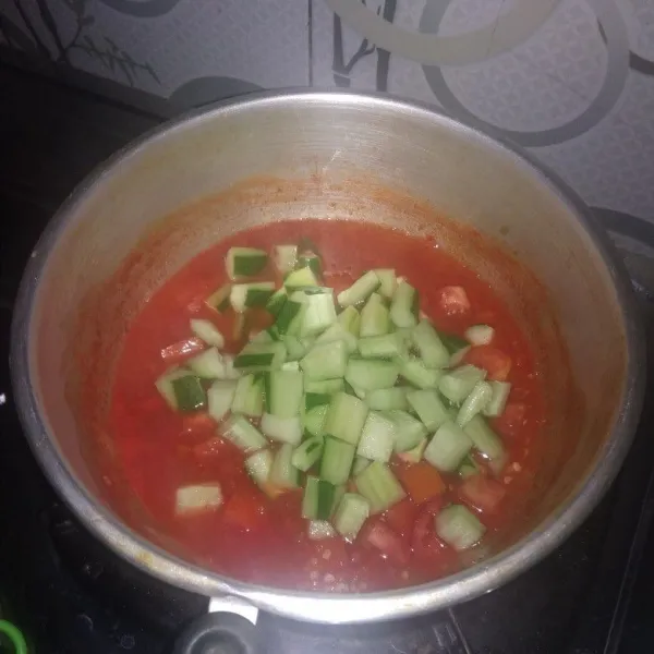 Masukkan tomat dan timun, lalu aduk rata.