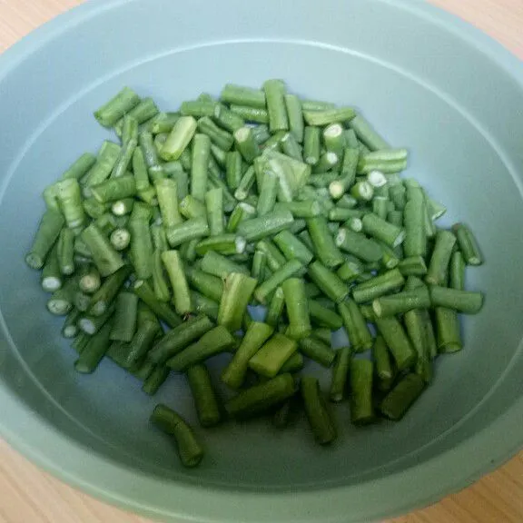 Cuci bersih kacang panjang, lalu potong sesuai selera. Sisihkan.