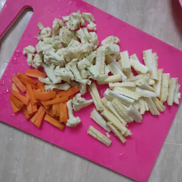 Siapkan bahan sayuran : Jagung putren dipotong panjang, wortel dipotong korek api dan kembang kol dipotong kecil-kecil.