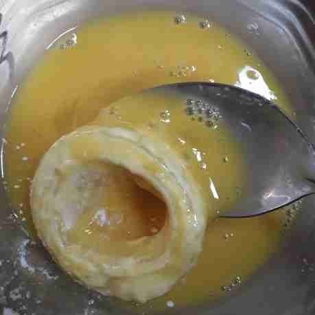 Lumuri dengan telur hingga merata