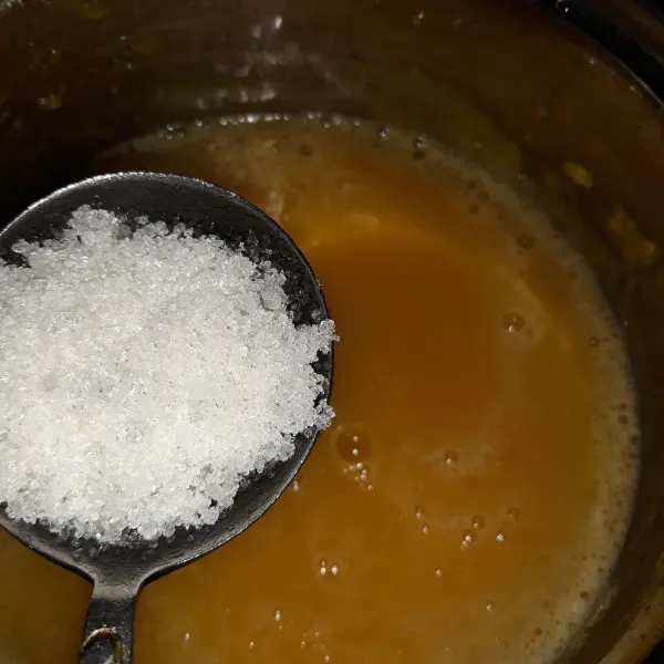 Tambahkan gula pasir, vanili, agar-agar, dan garam. Aduk hingga tercampur rata, lalu masak hingga mendidih.