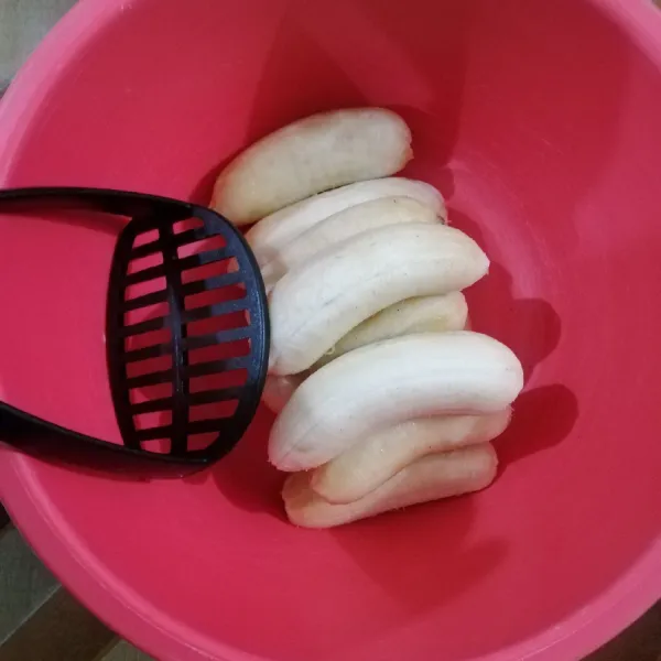 Kupas dan hancurkan pisang kepok