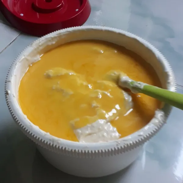 Tuang margarin cair, aduk lipat dengan spatula hingga rata