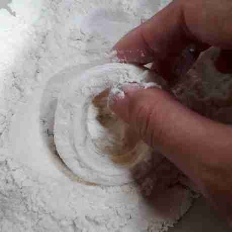 Setelah dimasukkan ke freezer, keluarkan, lalu olesi dengan tepung terigu hingga merata