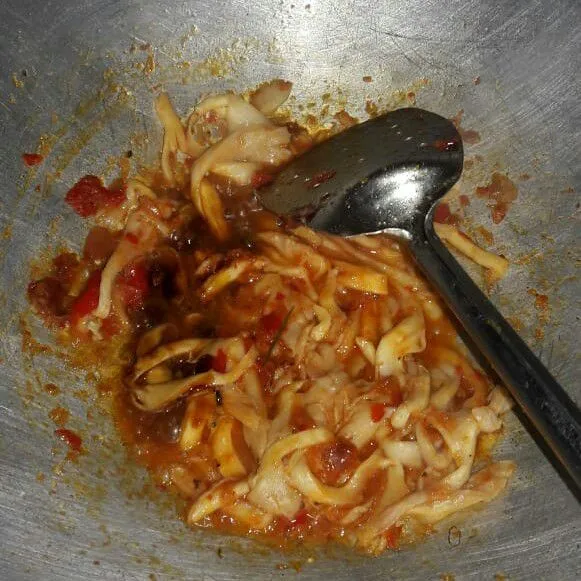 Tambahkan kecap manis dan kaldu jamur.  aduk rata.  cek rasa.  masak hingga matang.