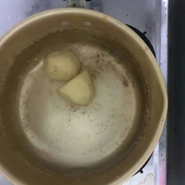 Cuci bersih kentang, kemudian kupas lalu rebus.