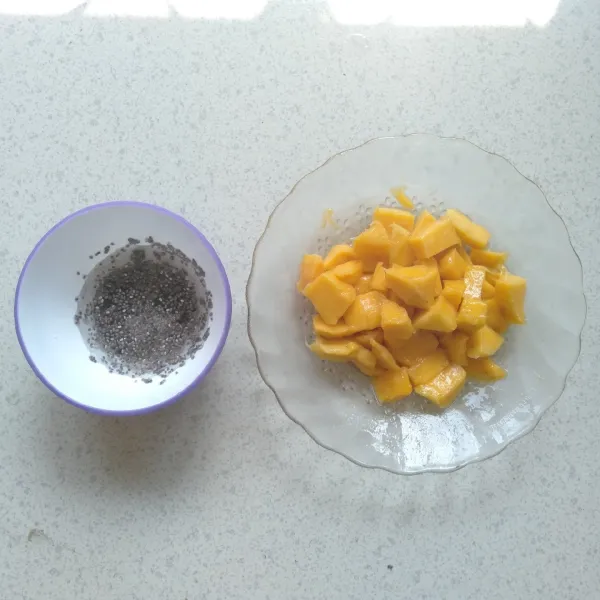 Kupas buah mangga, potong dadu. Rendam chia seed dalam air matang dengan suhu normal.