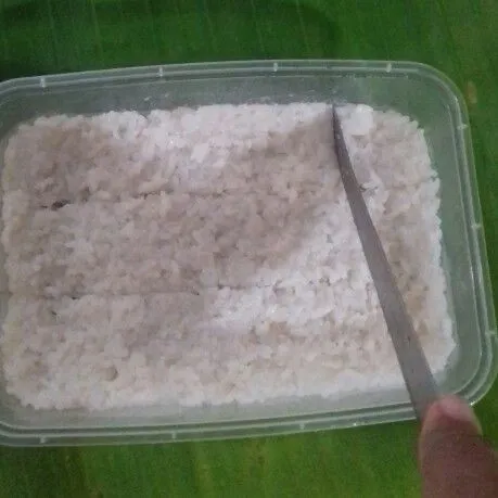Potong-potong nasi yang dipadatkan tadi.