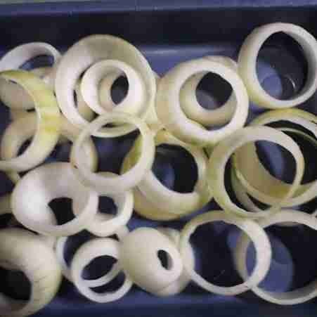 Iris bawang bombai (ambil bagian tengahnya saja setinggi kira-kira 1.5 cm)