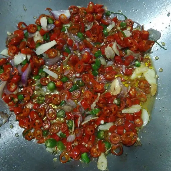 Siapkan wajan tuang minyak goreng panaskan, tumis bawang merah, bawang putih, cabe merah dan cabe rawit sampai harum.
