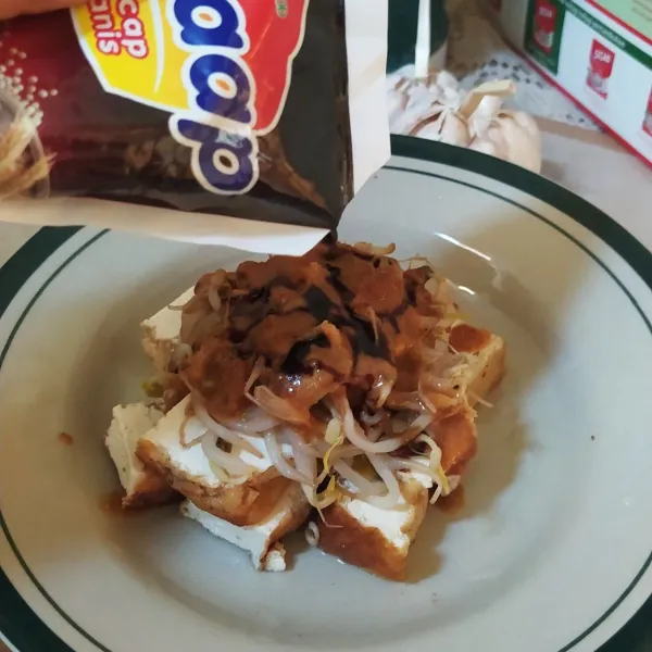 Tuangkan kecap manis sesuai selera.