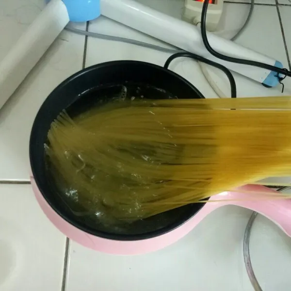 Rebus spaghetti menggunakan air dan beri sedikit minyak, rebus kira-kira 2-3 menit lalu tiriskan