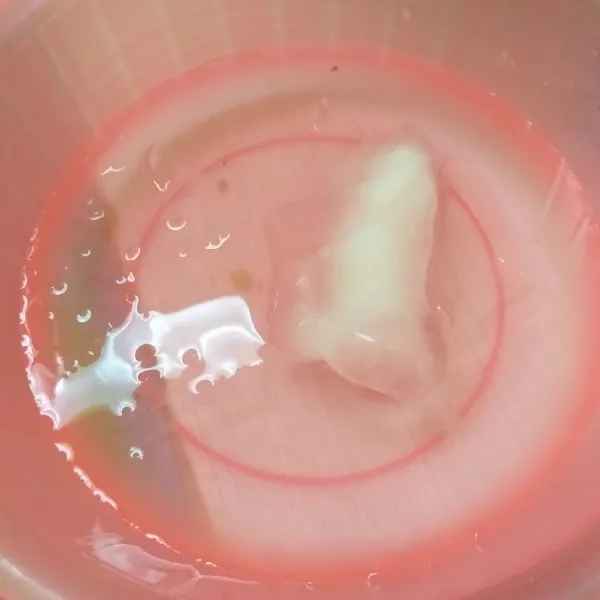 Sementara menunggu sayur mendidih, siapkan air dingin dan es batu.