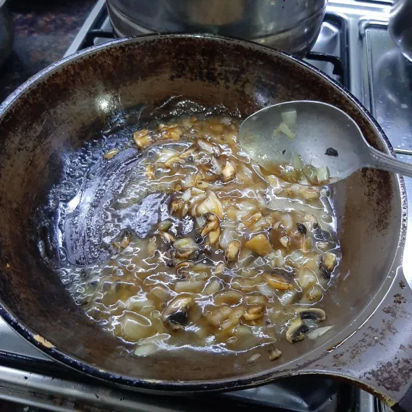 Buat saus, tumis dengan margarine bombay dan jamur, lalu masukan saus tiram aduk dan tambahkan larutan maizenna. Setelah matang  siram ke atas steak tempe.
