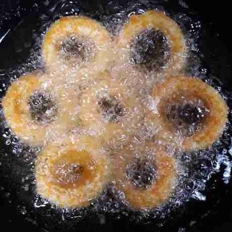 Goreng dengan dengan minyak panas dan api kecil hingga berwarna kuning keemasan