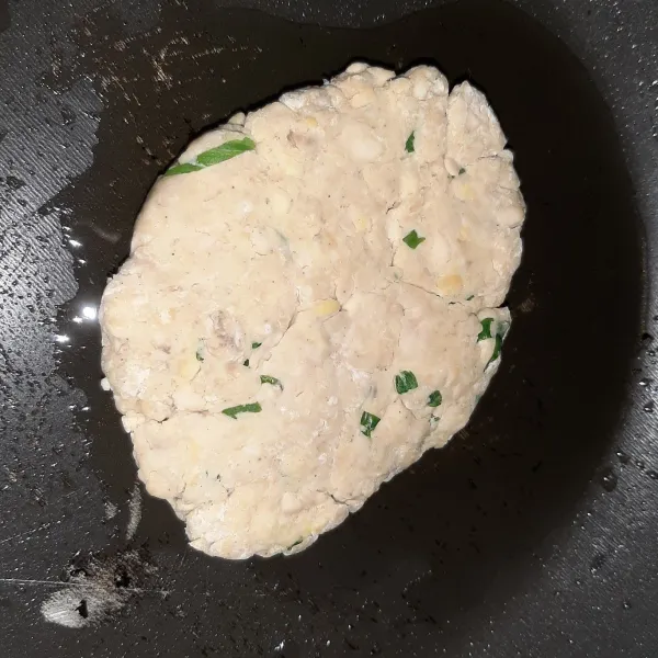 Bentuk tempe sesuai selera. Bisa dibentuk seperti daging steak tapi tipis saja agar bagian tengah termasak matang.