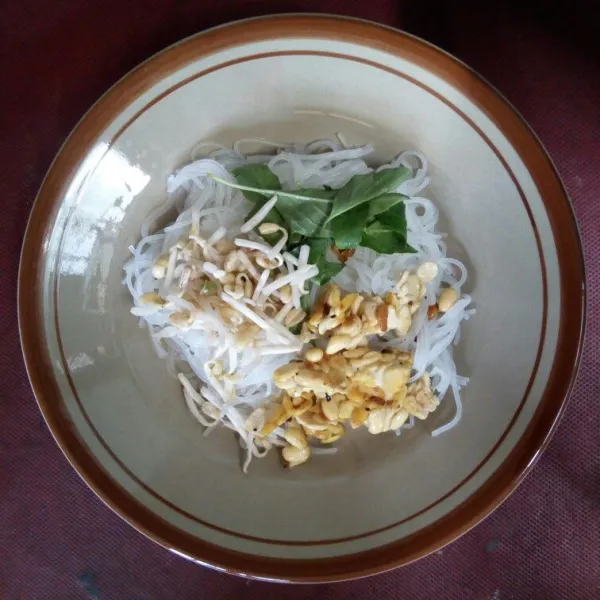 Tata dalam piring, bihun, taoge, tempe dan daun kemangi.