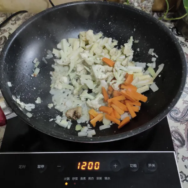 Masukkan Wortel, Jagung putren dan kembang kol, aduk rata.