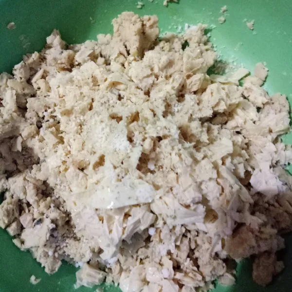 Haluskan tempe, campurkan dengan kembang tahu dan bumbu-bumbu. Aduk rata.