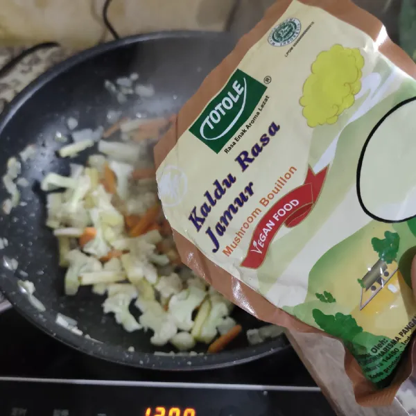 Tambahkan garam, gula, lada bubuk dan kaldu jamur. Aduk hingga rata. Masak hingga air menyusut. Angkat. Tuang dalam piring saji, sajikan.