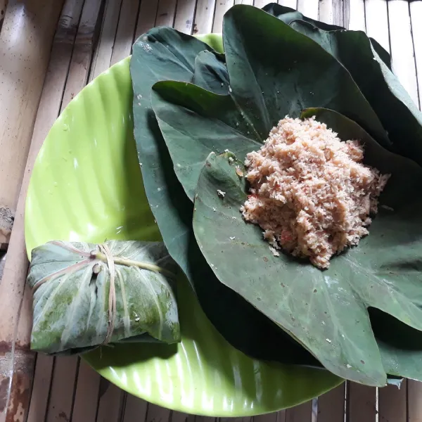 Ambil 3-4 lembar daun talas, lalu isi dengan isian buntil secukupnya. Ikat dengan tali bambu.