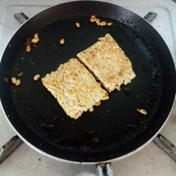 Potong tempe, kemudian panggang hingga kecoklatan. kemudian tumbuk kasar. Sisihkan dahulu.