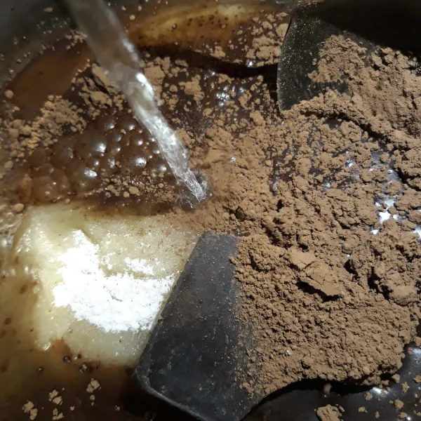 Untuk membuat lapisan coklat, campurkan semua bahan kecuali larutan tepung maizena. Masak hingga mendidih dan coklat mencair.