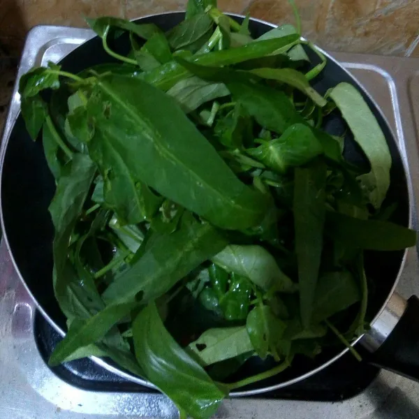 Masukkan daun kangkung.