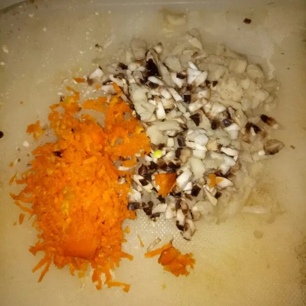 Cuci bersih jamur dan wortel. Kemudian cincang halus.