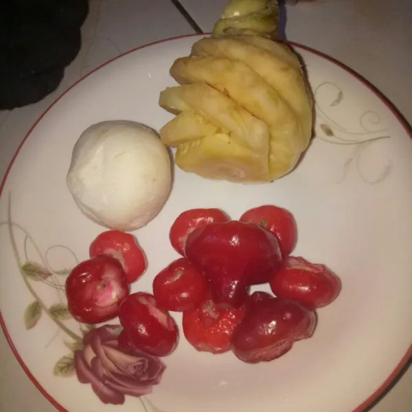 Cuci bersih buah nanas, jambu dan bengkuang. Lalu potong sesuai selera.