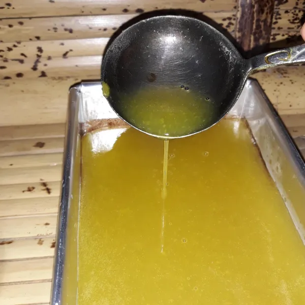 Tuang lapisan labu kuning secara perlahan diatas lapisan coklat. Biarkan set lalu simpan ke dalam kulkas.