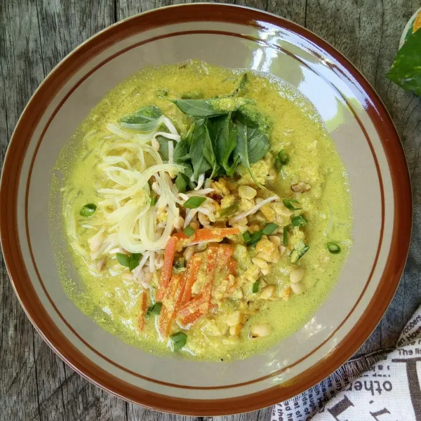 Siram dengan kuah sayur panas. Sajikan.