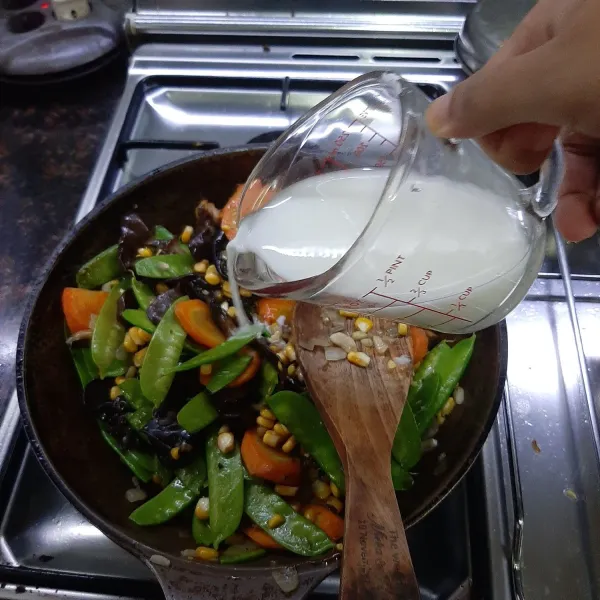 Masukan larutan maizenna, aduk hingga mulai mengental. Matikan kompor, angkat dan sajikan.