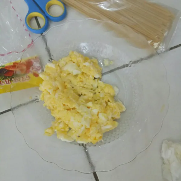 Goreng telur dan diaduk, lalu tiriskan