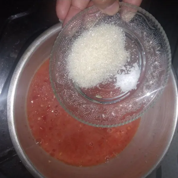 Rebus jus tomat dan cabe. Step 2 tambahkan gula pasir dan garam aduk merata masak sampai air menyusut, lalu matikan api.