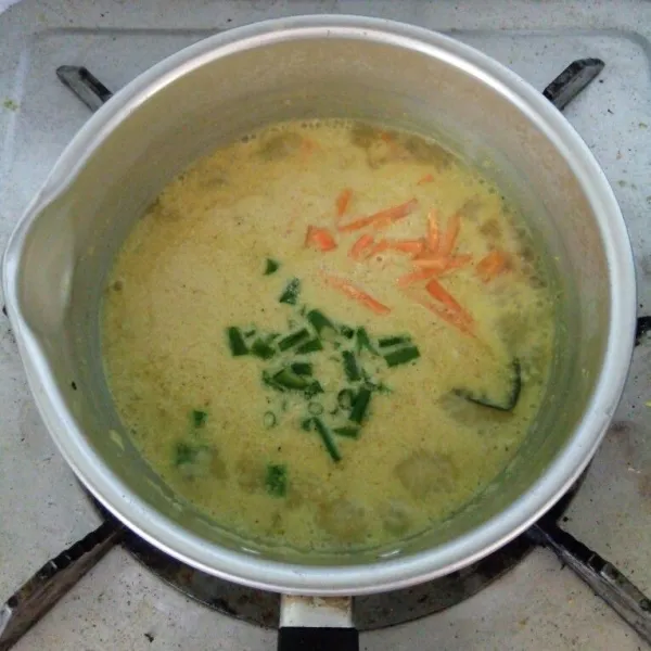 Masukkan wortel dan daun bawang, masak hingga mendidih. Lalu koreksi rasanya, jika sudah pas matikan apinya.