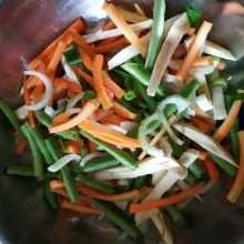 Cuci bersih dan potong-potong memanjang buncis, wortel, ubi, daun bawang, dan bawang bombay.