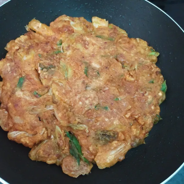 Kemudian balik, masak sampai kedua sisi matang, sajikan.