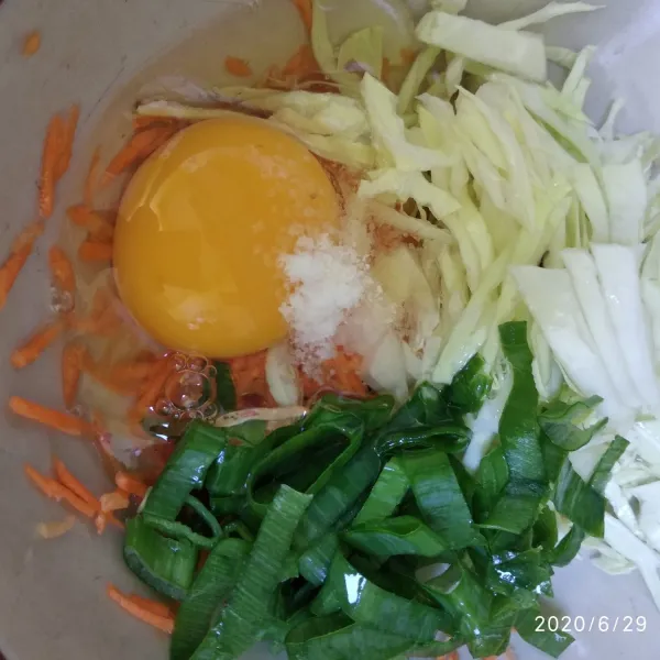 Tambahkan telur, garam dan kaldu jamur, aduk rata.