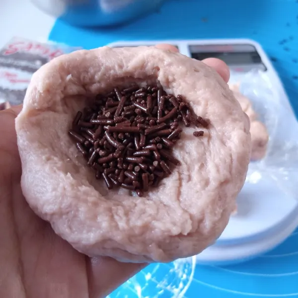 Beri isian sesuai selera. Kemudian bentuk bulat.