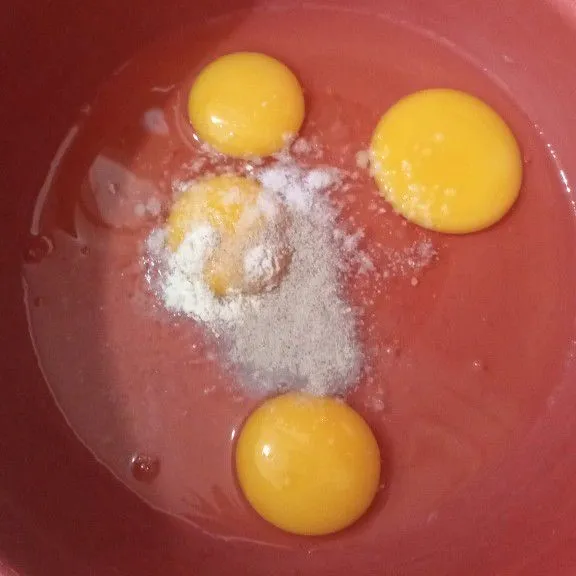 Kocok lepas telur, bumbui dengan garam, merica dan kaldu bubuk ayam.