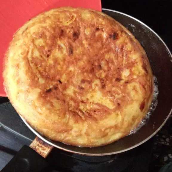 Kemudian balikkan dengan bantuan piring yang di tumpuk di wajan, diamkan kurang lebih 2 menit.