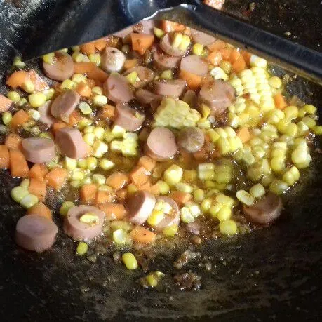 Panaskan margarin. Masukan sosis dan sayuran. Aduk hingga matang