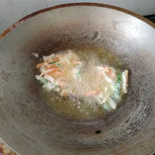 Goreng adonan hingga berwarna kuning kecoklatan atau sesuai selera. Goreng dengan api kecil lalu tiriskan.