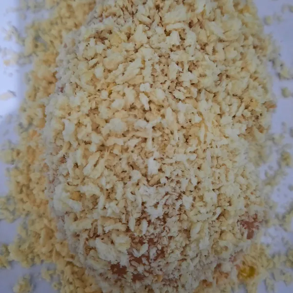 Gulingkan ke dalam tepung roti yang telah dicampur dengan parmesan cheese powder. Lakukan sekali lagi lalu masukkan ke dalam freezer kurang lebih 30 menit