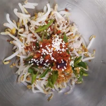 Tambahkan kecap asin, wijen dan cabai bubuk.