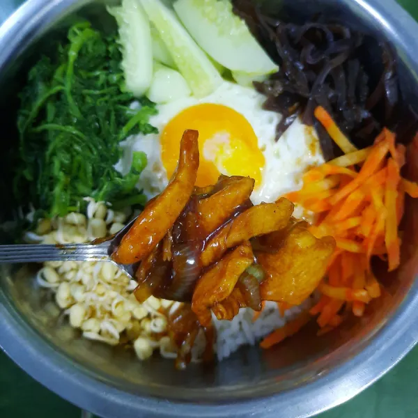 Terakhir masukan ayam dan sisa bumbu ayam lalu sajikan.