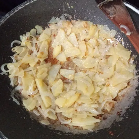 Tumis bawang bombay dan kentang hingga matang dan sedikit kecoklatan, angkat lalu dinginkan.