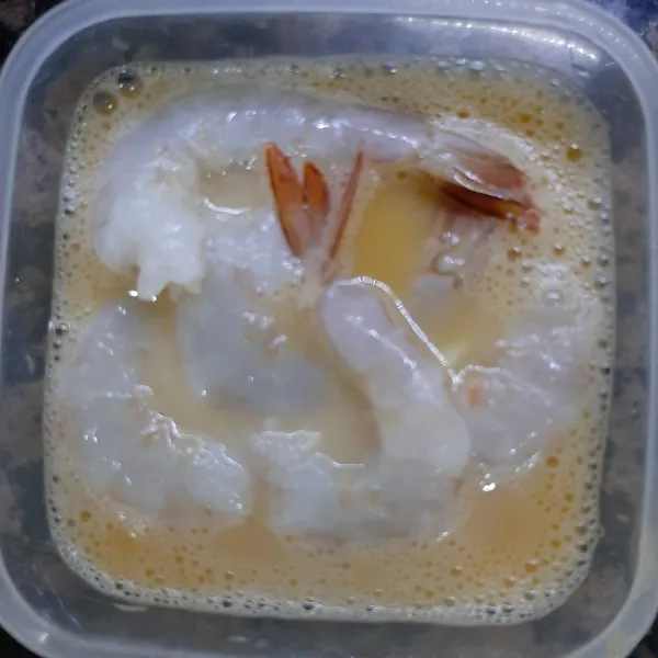 Masukkan udang ke dalam telur.
