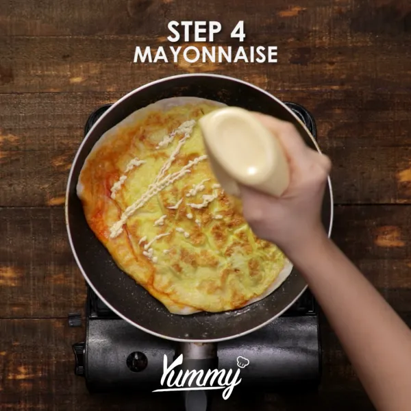 Oleskan mayonnaise pada sisi  dalam telur, kemudian gulung.